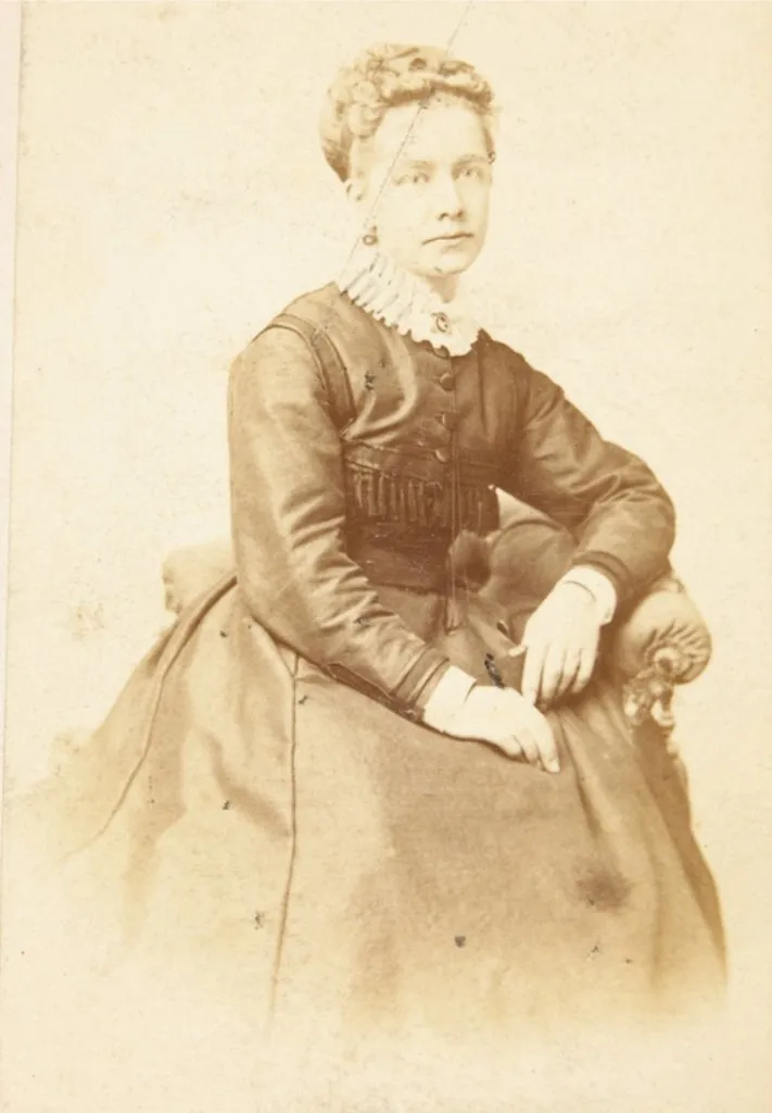 Original scan: Artje Brouwer Tadema seated