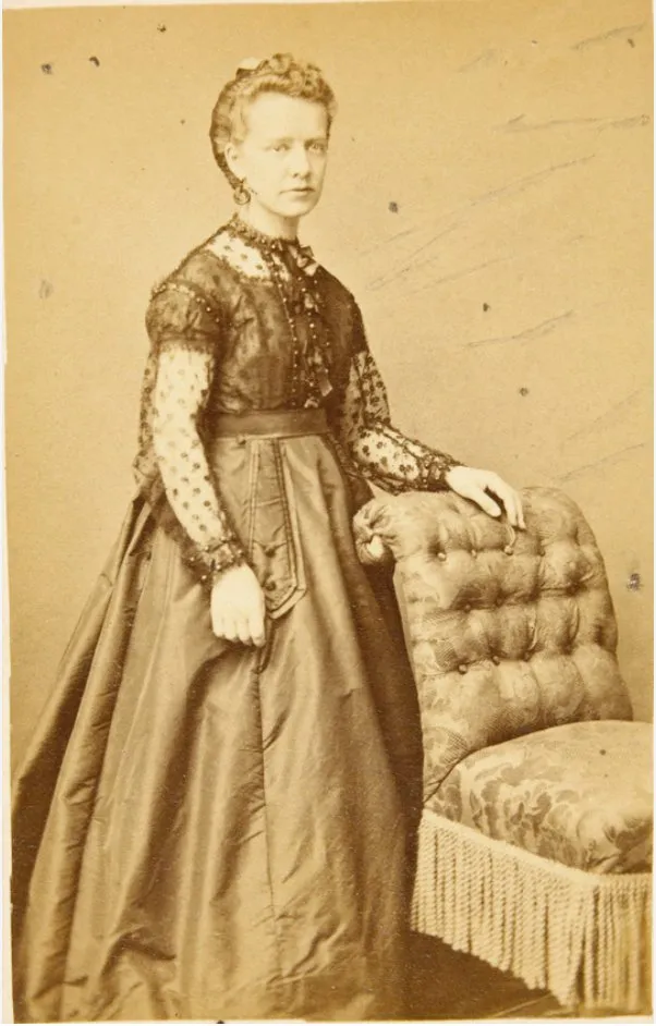 Original scan: Artje Brouwer Tadema leaning